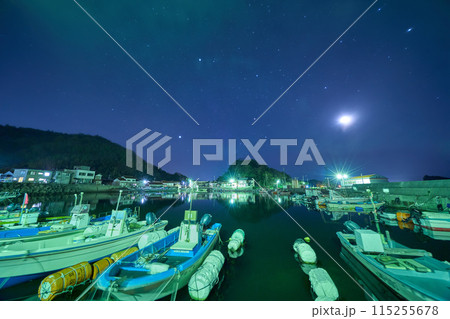 島根県松江市島根町加賀漁港の夜景と沈むオリオン座、月など 島根県松江市島根町加賀漁港の夜景と沈むオリオン座、月など 115255678