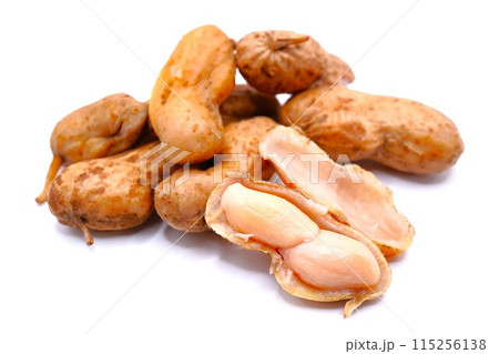 白背景に取れたて塩ゆでされ殻と実が柔らかい落花生の豆 115256138