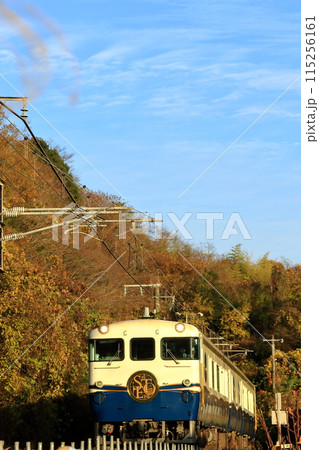 秋の夕日を受けて 顔を赤く染めるエトセトラ 115256161