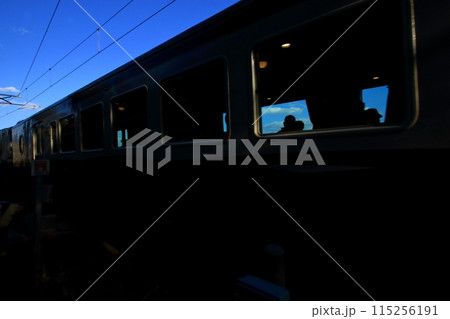 観光列車で旅を満喫する人達のシルエット 観光列車で旅を満喫する人達のシルエット 115256191