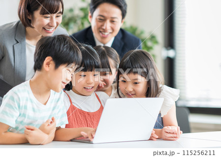 プログラミング学習をする小学生。 プログラミング学習をする小学生。 115256211