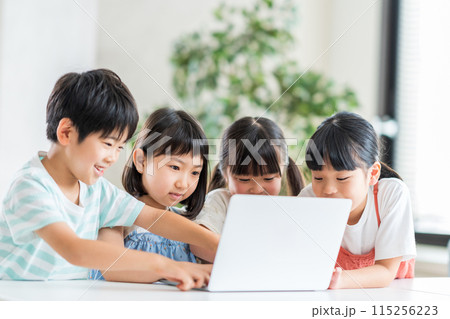 プログラミング学習をする小学生。 115256223