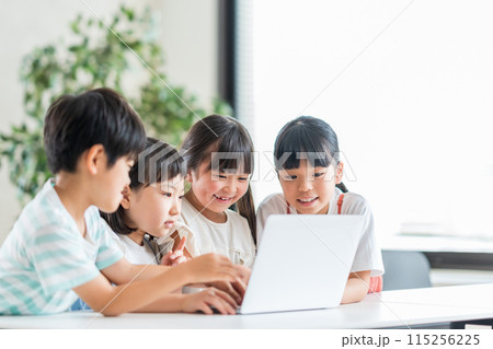 プログラミング学習をする小学生。 プログラミング学習をする小学生。 115256225