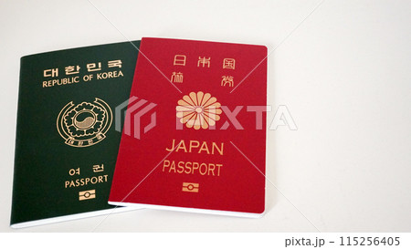 白い背景の日本のパスポートと韓国のパスポート 115256405