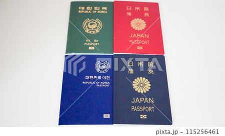 白い背景の日本と韓国の5年・10年用パスポート 115256461