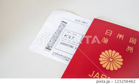 日本のパスポートと搭乗券（10年旅券） 115256462