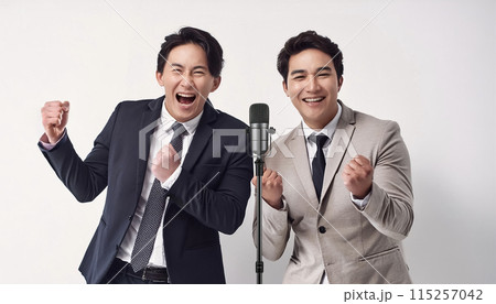 ステージに立つ日本人の男性二人組の漫才師 ステージに立つ日本人の男性二人組の漫才師 115257042
