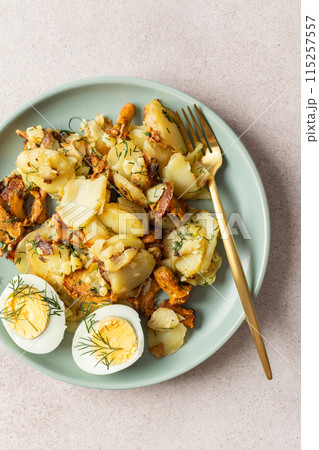 Fried young potatoes with Chanterelles 115257557
