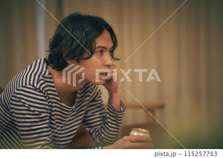 部屋でビールを飲む男性 部屋でビールを飲む男性 115257783