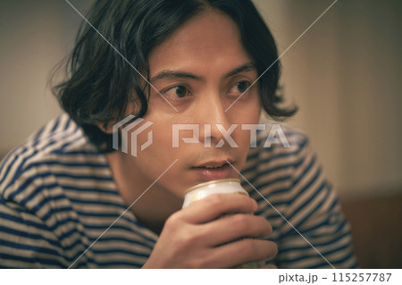 部屋でビールを飲む男性 部屋でビールを飲む男性 115257787