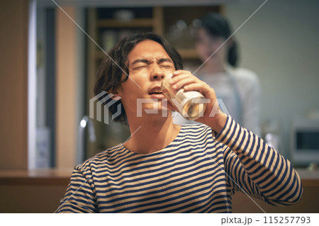 部屋でビールを飲む男性 部屋でビールを飲む男性 115257793