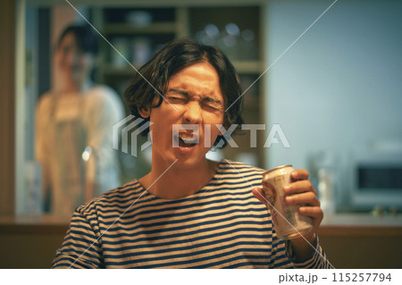 部屋でビールを飲む男性 部屋でビールを飲む男性 115257794