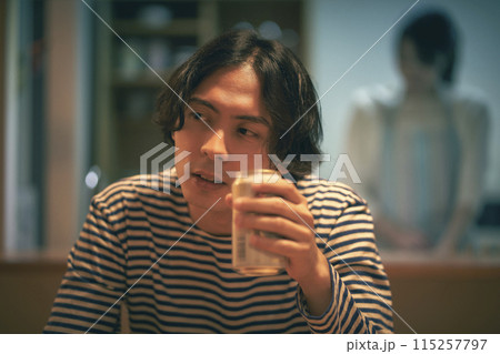 部屋でビールを飲む男性 115257797
