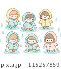 子供たちが水溜まりでカッパを着て遊んでいる 115257859