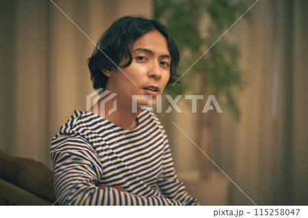 ソファーに座る若い男性 115258047