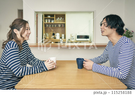 ダイニングで談笑する夫婦 115258188