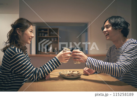 食事をする男女 食事をする男女 115258189