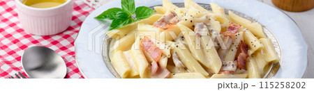 ペンネ カルボナーラ （生クリーム＆パルミジャーノ仕上げ）卵のコク深い味わい 115258202