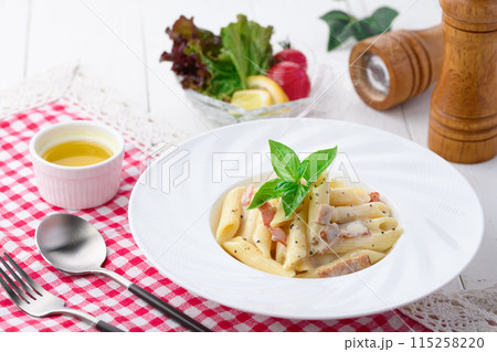 ペンネ カルボナーラ (生クリーム&パルミジャーノ仕上げ)卵のコク深い味わい ペンネ カルボナーラ (生クリーム&パルミジャーノ仕上げ)卵のコク深い味わい 115258220
