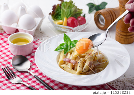 ペンネ カルボナーラ (生クリーム&パルミジャーノ仕上げ)卵のコク深い味わい ペンネ カルボナーラ (生クリーム&パルミジャーノ仕上げ)卵のコク深い味わい 115258232