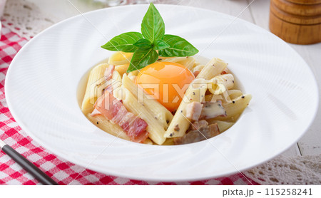 ペンネ カルボナーラ （生クリーム＆パルミジャーノ仕上げ）卵のコク深い味わい 115258241