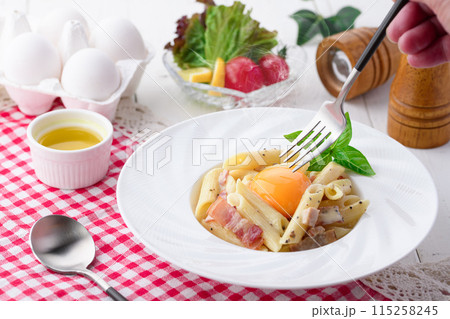 ペンネ カルボナーラ （生クリーム＆パルミジャーノ仕上げ）卵のコク深い味わい 115258245