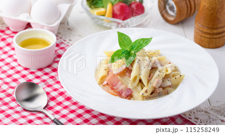 ペンネ カルボナーラ （生クリーム＆パルミジャーノ仕上げ）卵のコク深い味わい 115258249