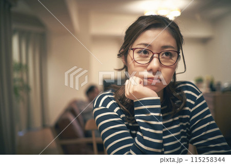 メガネをかけた女性 メガネをかけた女性 115258344