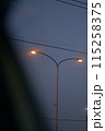 車窓から見る街灯 115258375