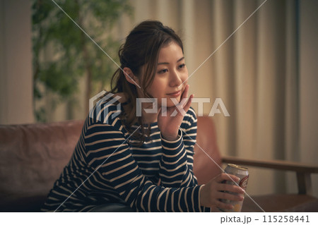 部屋でビールを飲む女性 部屋でビールを飲む女性 115258441