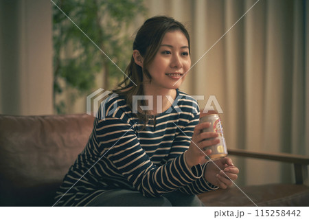 部屋でビールを飲む女性 部屋でビールを飲む女性 115258442
