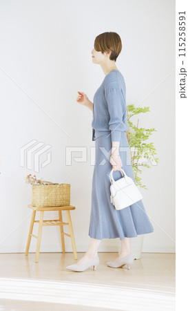 女性冬服のファッションコーディネート全身(縦向き) 女性冬服のファッションコーディネート全身(縦向き) 115258591