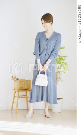 女性冬服のファッションコーディネート全身(縦向き) 女性冬服のファッションコーディネート全身(縦向き) 115258599