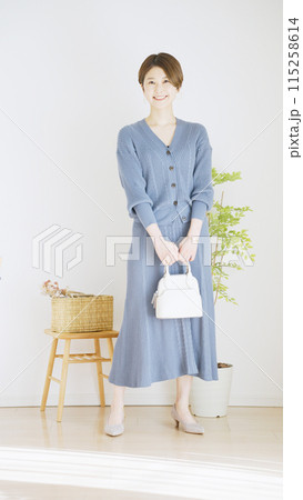 女性冬服のファッションコーディネート全身(縦向き) 女性冬服のファッションコーディネート全身(縦向き) 115258614