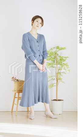 女性冬服のファッションコーディネート全身（縦向き） 115258628