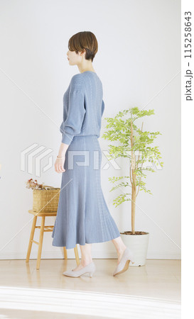 女性冬服のファッションコーディネート全身（縦向き） 115258643