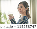 牛乳を飲む若い女性 115258747