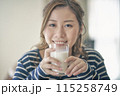 牛乳を飲む若い女性 115258749