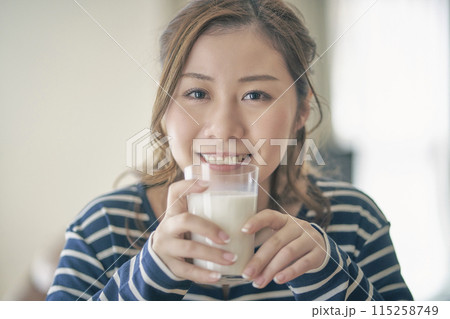 牛乳を飲む若い女性 115258749