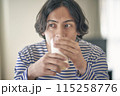 牛乳を飲む男性 115258776