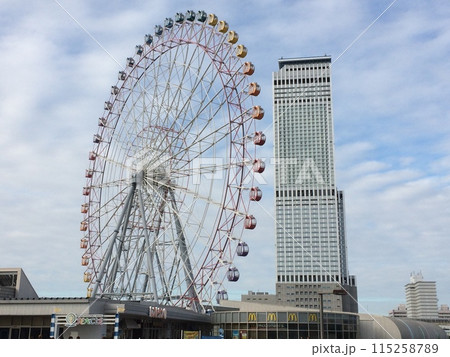 観覧車と高層ビル 観覧車と高層ビル 115258789
