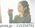 野菜ジュースを飲む若い女性 115258792