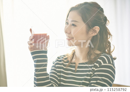 野菜ジュースを飲む若い女性 115258792