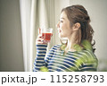 野菜ジュースを飲む若い女性 115258793