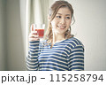 野菜ジュースを飲む若い女性 115258794