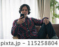 スマホで通話する男性 115258804