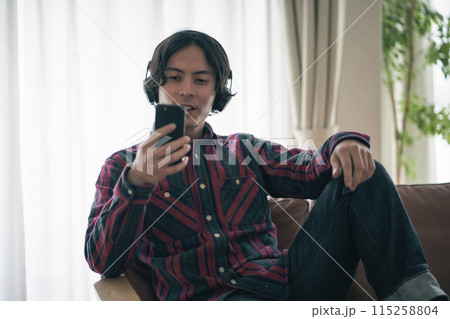 スマホで通話する男性 115258804