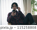 スマホで通話する男性 115258808