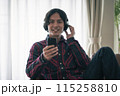 スマホで通話する男性 115258810