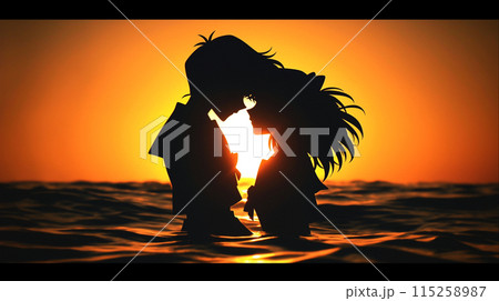 夕日の光を背に海に浸かって若い恋人たちのファーストキスをしている